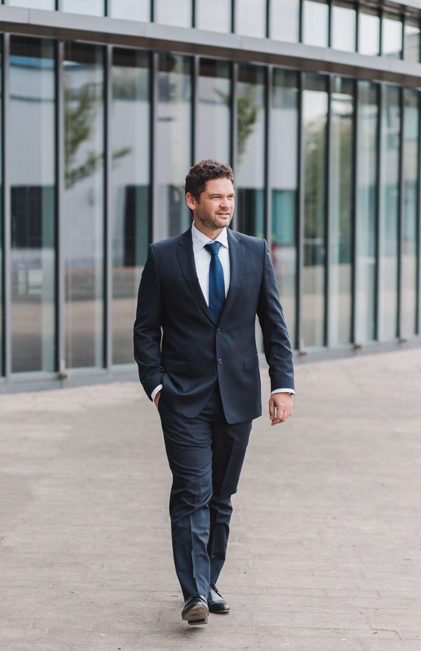 Rechtsanwalt Artur Enns – Portrait vor der Kanzlei in Köln